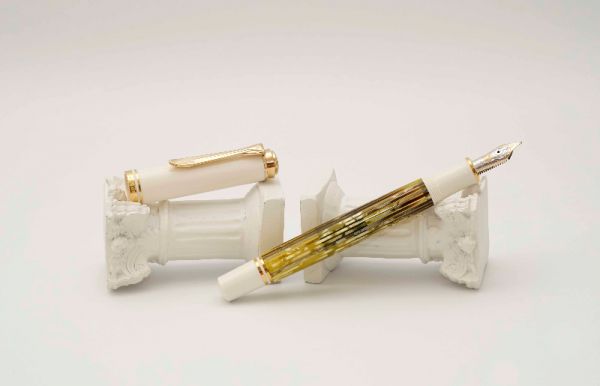 Pelikan-Souveran-M400-White-Tortoise-2.jpg