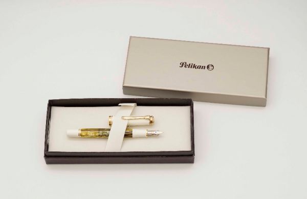 Pelikan-Souveran-M400-White-Tortoise-3.jpg