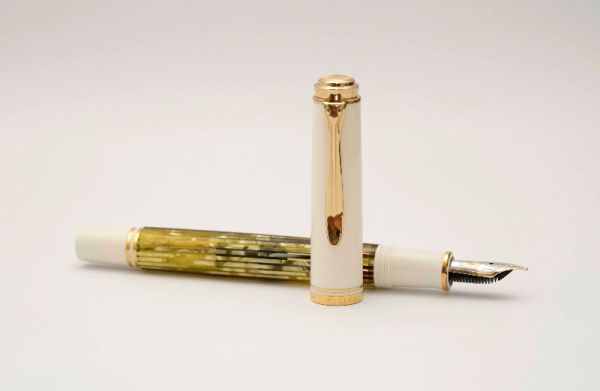 Pelikan-Souveran-M400-White-Tortoise-4.jpg