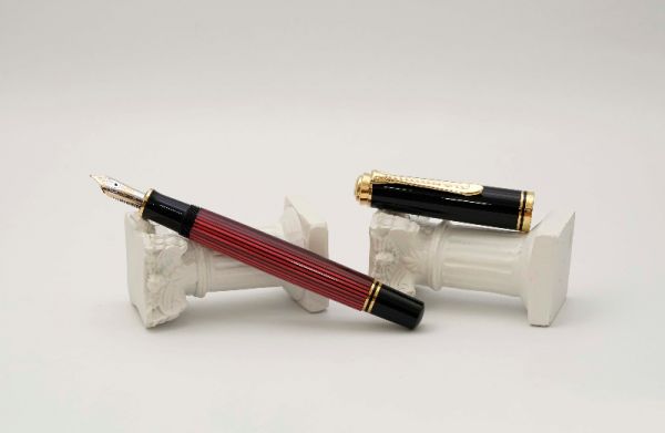 Pelikan-Souveran-M600-Black-Red-1.jpg