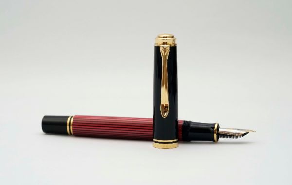 Pelikan-Souveran-M600-Black-Red-3.jpg