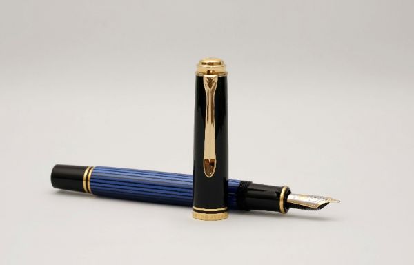 Pelikan-Souveran-M600-Blue-Stripe-3.jpg