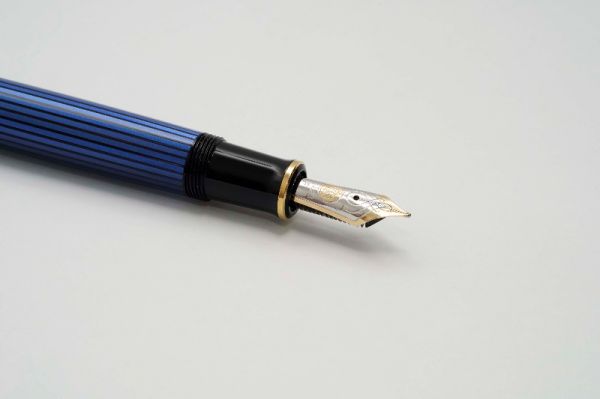 Pelikan-Souveran-M600-Blue-Stripe-4.jpg
