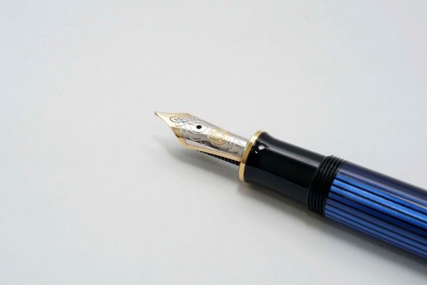 Pelikan-Souveran-M600-Blue-Stripe-5.jpg