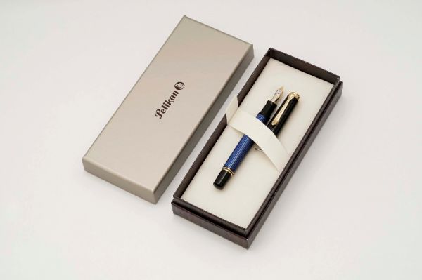 Pelikan-Souveran-M600-Blue-Stripe-9.jpg