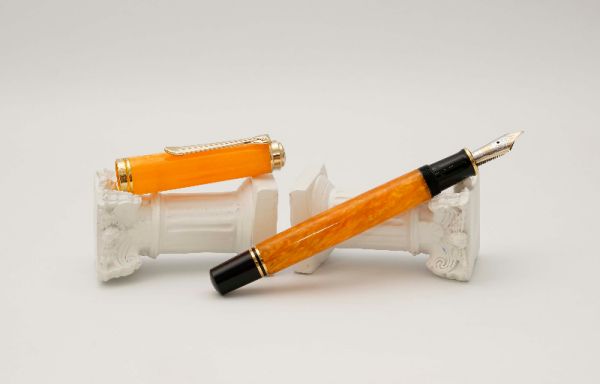 Pelikan-Souveran-M600-Vibrant-Orange-1.jpg