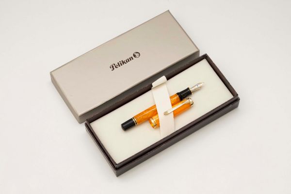 Pelikan-Souveran-M600-Vibrant-Orange-2.jpg