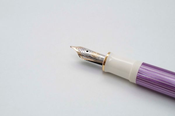 Pelikan-Special-Edition-Souveran-M600-Violet-White-11.jpg