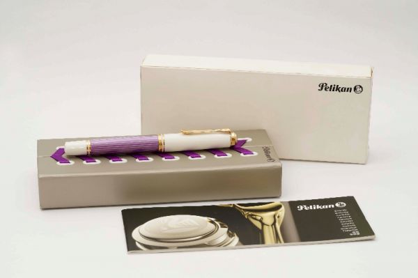 Pelikan-Special-Edition-Souveran-M600-Violet-White-2.jpg
