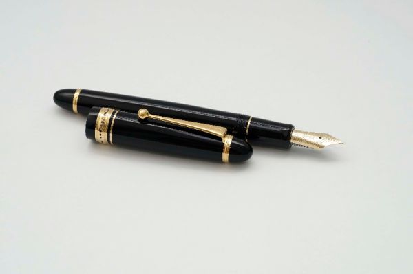 Pilot-Custom-743-Black-4.jpg
