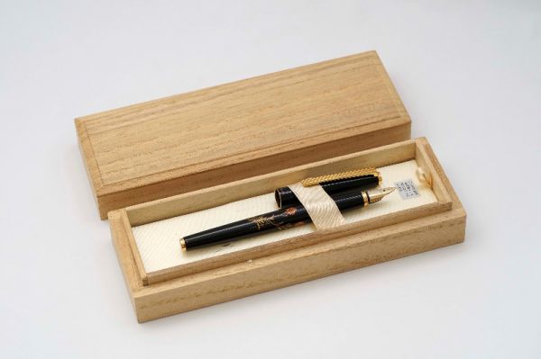 Pilot_Namiki_Maki-e_Carnation_2.jpg