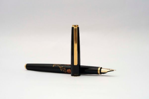 Pilot_Namiki_Maki-e_Carnation_3.jpg