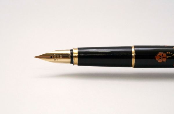 Pilot_Namiki_Maki-e_Carnation_5.jpg