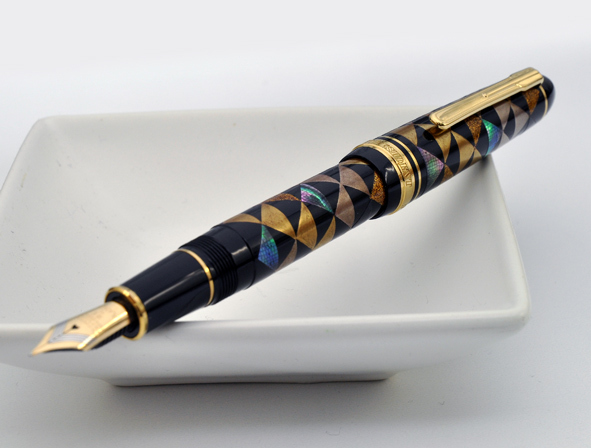 Platinum Diamond Tech Pyramid Makie 18kt Fountain Pen4.JPG