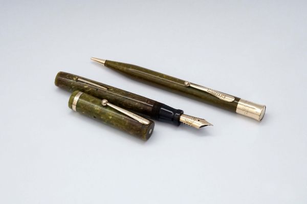 Sheaffer-Flat-Top-Jade-Green-Radite-Celluloid-2.jpg