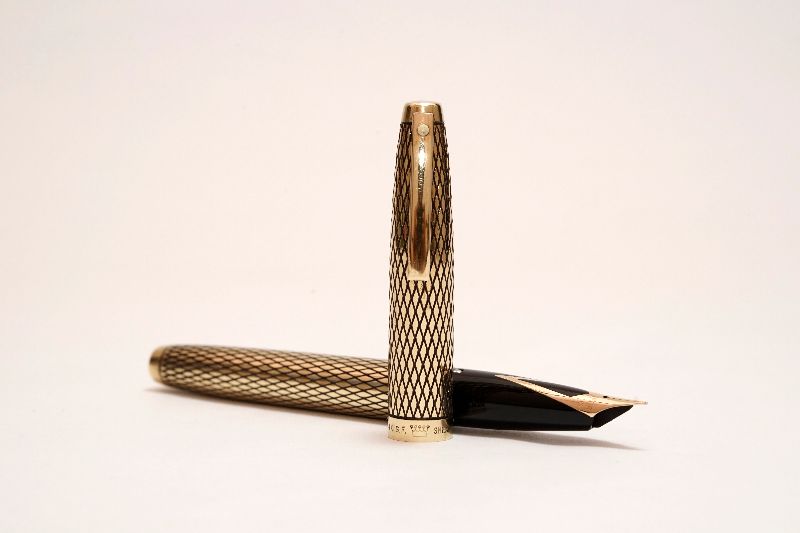 Sheaffer-Imperial-Sovereign-14KT-Gold-Filled-Diamond-Guillochè-b.jpg