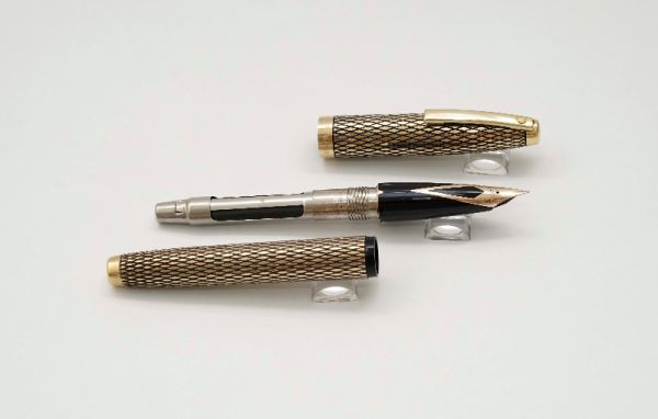 Sheaffer-Imperial-Sovereign-Gold-Filled-Diamond-Design-4.jpg