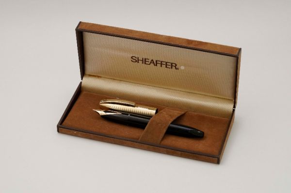Sheaffer-PFM-V-Snorkel-Black-&-Gold-Filled-Cap-2.jpg
