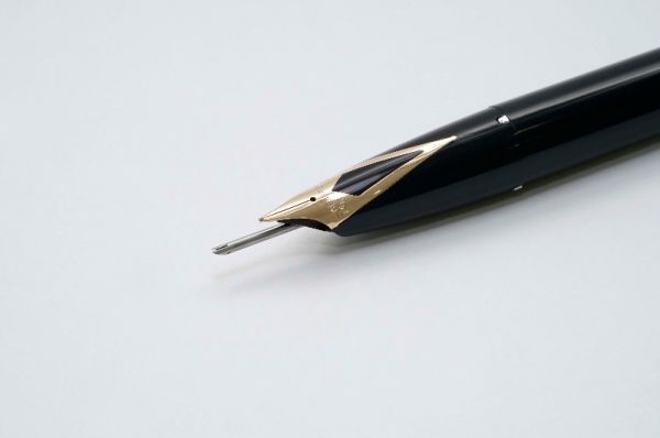 Sheaffer-PFM-V-Snorkel-Black-&-Gold-Filled-Cap-5.jpg