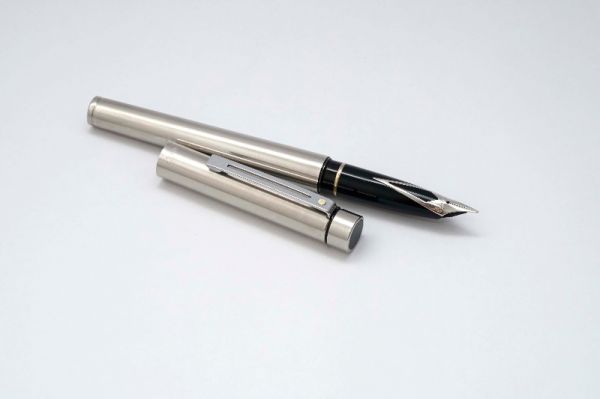 Sheaffer-Targa-1001-Stainless-Steel-4.jpg