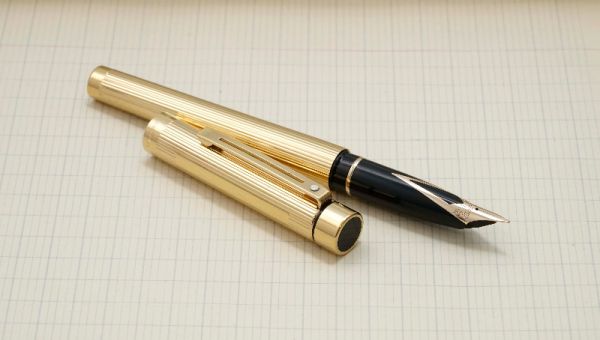 Sheaffer-Targa-1005-Gold-Fluted-1.jpg