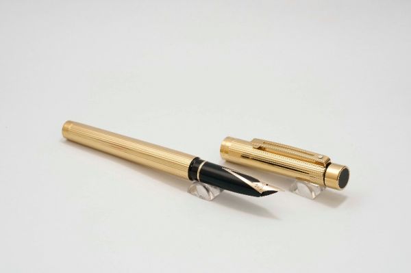 Sheaffer-Targa-1005-Gold-Fluted-4.jpg