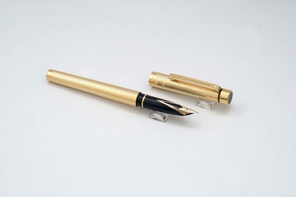 Sheaffer-Targa-1005-Gold-Fluted-4.jpg