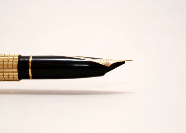 Sheaffer-Targa-1007-Gold-Plated-Geometric-5.jpg