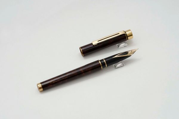 Sheaffer-Targa-9037-Classic-Laque-Red-Marble-7.jpg