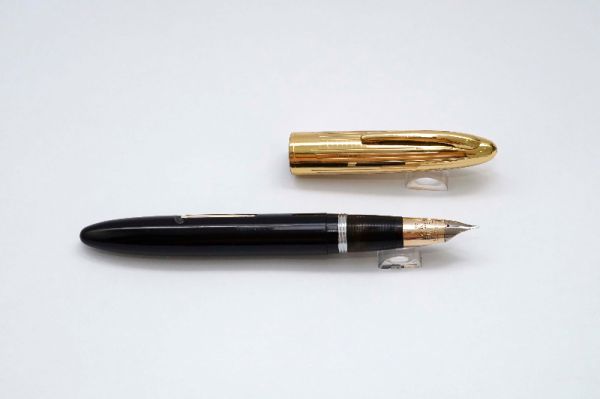 Sheaffer-Triumph-Crest-Deluxe-1750-Black-Barrel-&-Gold-Filled-Cap-3.jpg