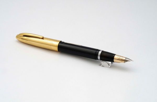 Sheaffer-Triumph-Crest-Deluxe-1750-Black-Barrel-&-Gold-Filled-Cap-7.jpg