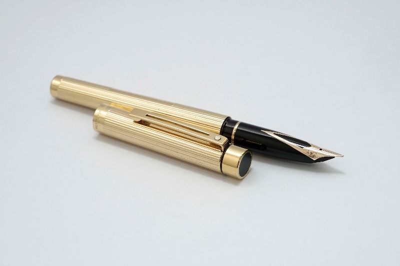 Sheaffer_Targa_1005_Gold_Fluted_1.jpg