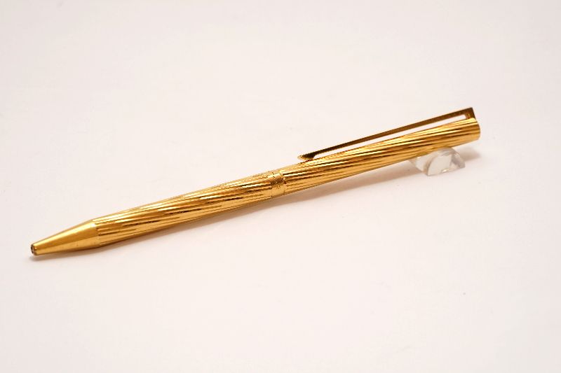 ST-Dupont-Classique-Gold-Plated-3.jpg