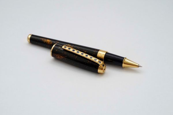 STDupont-Olympio-Orheo-Laque-De-Chine-Gold-Dust-Rollerball-3.jpg