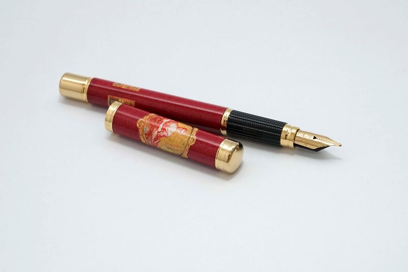 Waterman_Lady_Anastasia_in_Special_Red_Design_4.jpg