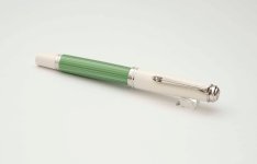 Pelikan-Souveran-M605-Green-White-Special-Edition-5.jpg