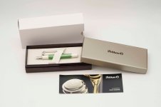 Pelikan-Souveran-M605-Green-White-Special-Edition-2.jpg