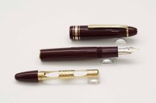 Montblanc-Meisterstuck-Le-Grand-147-Traveller-Bordeaux-5.jpg