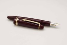 Montblanc-Meisterstuck-Le-Grand-147-Traveller-Bordeaux-3.jpg