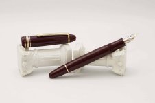 Montblanc-Meisterstuck-Le-Grand-147-Traveller-Bordeaux-1.jpg