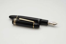 Montblanc-Meisterstuck-149-Classic-Black-Resin-3.jpg