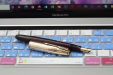 Parker-La-Plume-Double-Lamine-Bordeaux-Gold-Filled-Cap-Vacumatic-1.jpg