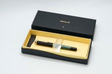 Pelikan-Souveran-M400-Green-Black-2.jpg