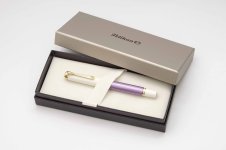 Pelikan-Souveran-M600-Violet-White-Special-Edition-2.jpg