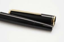 Montblanc-Classic-Black-Resin-Piston-Filler-5.jpg