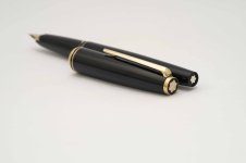 Montblanc-Classic-Black-Resin-Piston-Filler-3.jpg