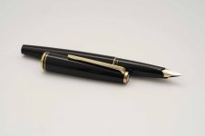 Montblanc-Classic-Black-Resin-Piston-Filler-2.jpg