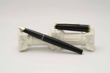 Montblanc-Classic-Black-Resin-Piston-Filler-1.jpg