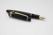 Montblanc-Meisterstuck-146-Classic-Black-Resin-2.jpg