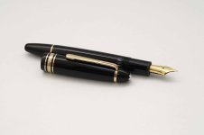 Montblanc-Meisterstuck-146-Classic-Black-Resin-2.jpg